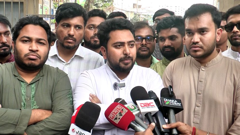 ‘সরকার গণরায় না মেনে সংবিধানকে নিজেদের মতো ব্যাখ্যা করছে’